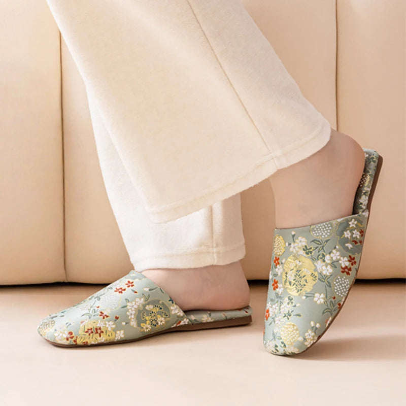 Fashion Embroidered Slippers Women's Home Indoor Shoes Anti-Slip Comfortable Breathable Slip-On Sandals Women Slippers New